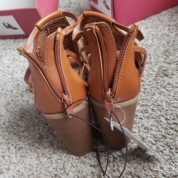 Sandals (heels) - Picture 3 of 3